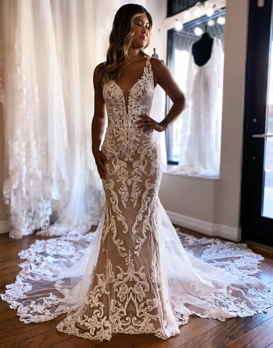 Precioso vestido de novia de sirena color champán oscuro con apliques